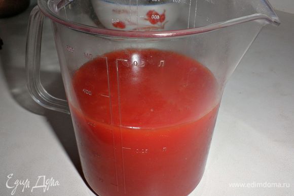 Томатный сок смешать с желатином, подсолить и нагреть (практически до кипения).