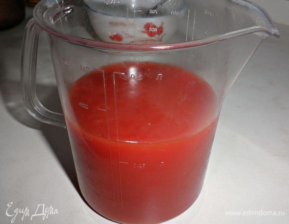 Томатный сок смешать с желатином, подсолить и нагреть (практически до кипения).