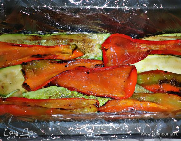 Форму для выпекания (лучше использовать форму для кекса) покрыть пищевой плёнкой. Овощи выкладывать слоями: кабачки - перец - морковь с луком и помидором...