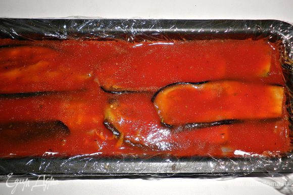 Остывшим томатным соком равномерно залить овощи, накрыть сверху пищевой плёнкой и поставить в холодильник для застывания (на 6-8ч).