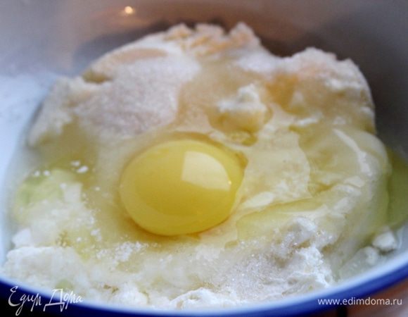 В это время приготовить творожную начинку. Для этого смешать творожный сыр с сахаром, ванилью и яйцами до однородного состояния. В отдельной миске растереть овсянку, грецкие орехи, сахар, муку и сливочное масло. Яблоки очистить от кожуры и семечек и нарезать на 2-х сантиметровые кусочки.