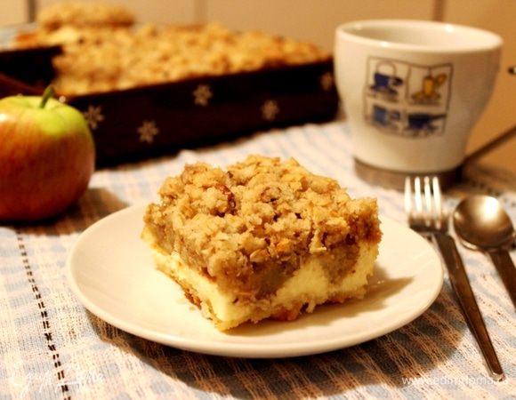 Остудить пирог в форме, затем нарезать на порционные кусочки. При подаче пирог можно полить карамелью. Приятного чаепития!