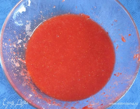 Ягоды без плодоножек измельчить блендером с 70 граммами сахара.