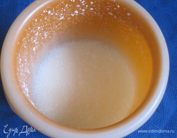 Сливки взбить с оставшимся сахаром.