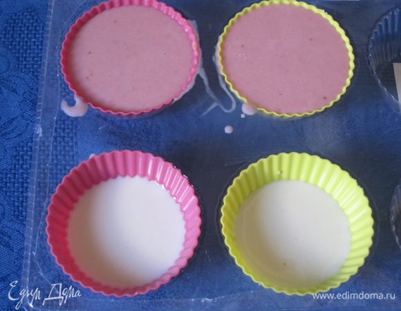 Затем сверху белого слоя выложить розовую клубничную массу. Поставить в холодильник до застывания.