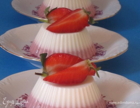 Выложить готовый десерт на тарелочки, украсить клубникой.