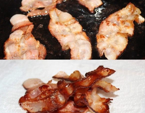 Полоски бекона обжарить на раскалённой, сухой сковороде и переложить на салфетку, чтобы удалить лишний жир.