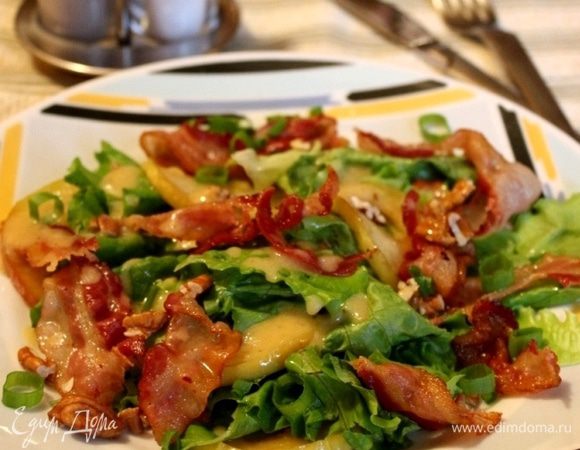 Смешать все ингредиенты заправки. Зелёный лук нарезать колечками. Салатные листья промыть, подсушить и крупно порвать. На порционные тарелки (или большое блюдо) выложить салатные листья, яблоки и бекон. Полить салат заправкой, присыпать луком и кусочками орехов. Приятного аппетита!