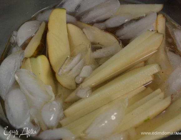 Картофель порезать тонко на ломтики. Положить в ледяную воду на 10 мин.