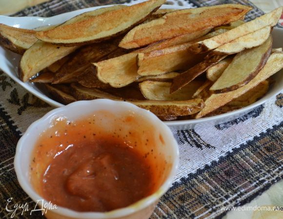 Обжарить во фритюрнице в несколько заходов.  По рецепту картофель обжаривать 4 мин. Выложить на бумажные полотенца и заморозить на 1 час. Затем вновь обжарить на 180 гр. еще 4 мин. или до золотистого цвета.
Посолить и поперчить и подавать с пряным кетчупом. Приятного аппетита.