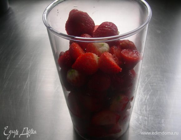 Из клубники блендером делаем пюре. Добавляем половину ванильного сахара.