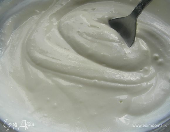 Йогурт смешиваем с сахарной пудрой, остальным ванильным сахаром и соком половины лимона.
