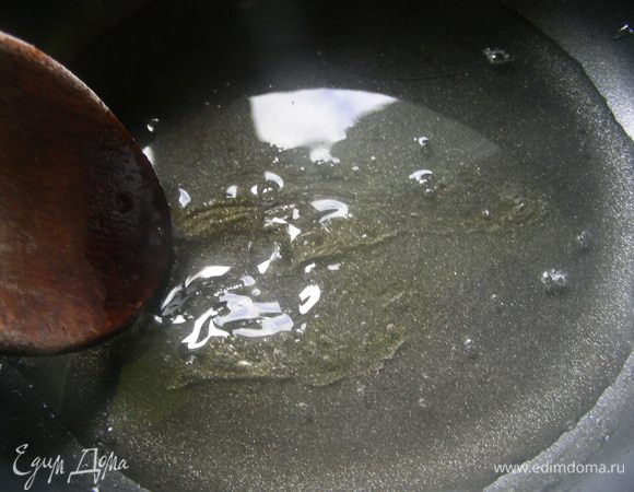 Желатин заливаем небольшим кoличеством воды и оставляем минут на 5. Затем разводим его на медленном огне, не доводя до кипения. 
