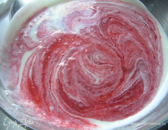 В йогуртовую смесь добавляем клубничное пюре и желатин. Все хорошо перемешиваем.