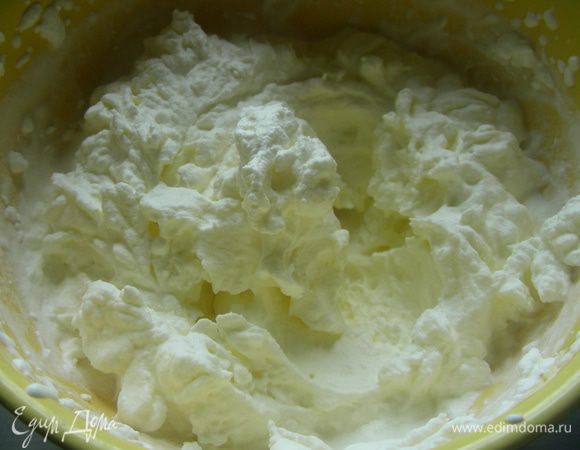 Сливки взбиваем до пиков.

