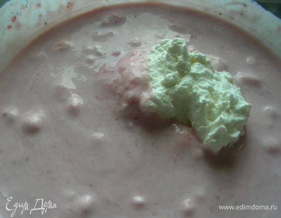 Частями вводим в йогуртово-клубничную смесь. Аккуратно перемешиваем.
