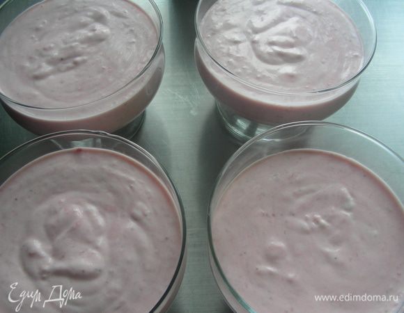 Разливаем по креманкам и ставим в холодильник часа на 4.
