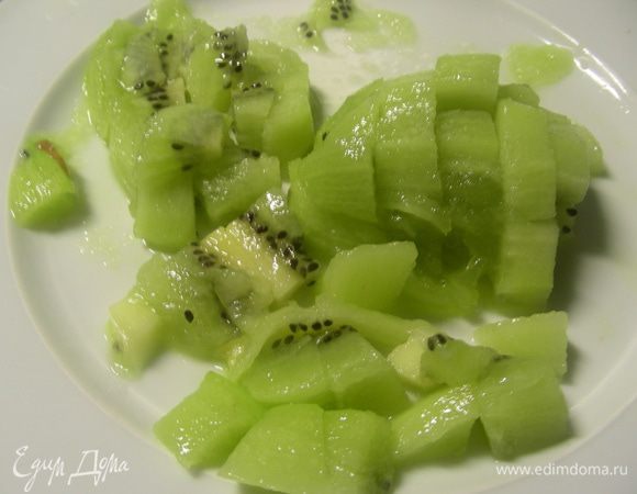 Киви режем кубиками. 