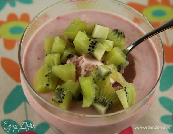 Выкладываем киви на мусс. Можно еще украсить веточкой мяты. И наслаждаемся легким фруктовым десертом. Приятного аппетита))