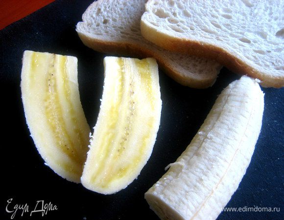 Готовим начинку из банана... Разрезаем половинку вдоль.