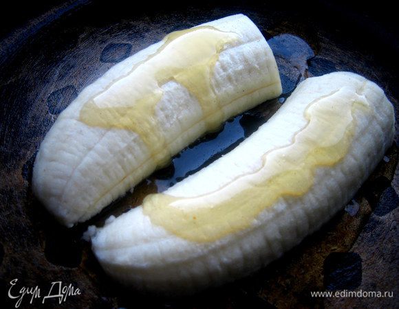 Топим на сковороде ложечку мёда и выкладываем на него банановые половинки... Сверху поливаем второй ложечкой мёда.