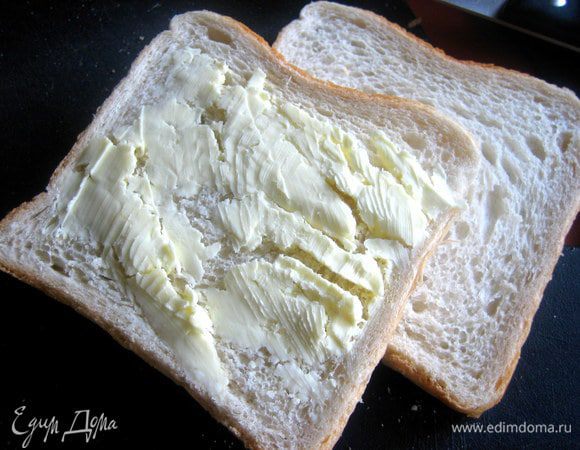В это время смазываем обильно одну сторону тоста сливочным маслом...