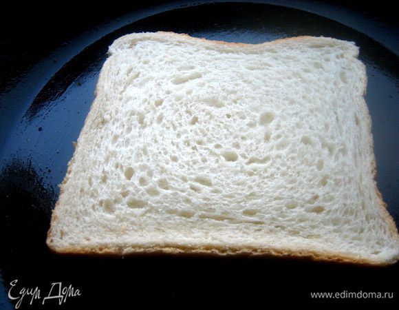 И кладём на вторую разогретую сковороду маслом вниз.