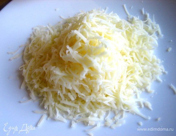 Сыр натираем на мелкой тёрке...