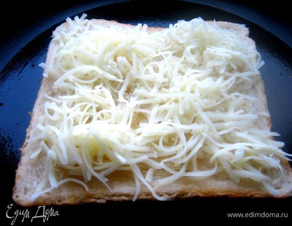 Немного сыра присыпаем на тост.