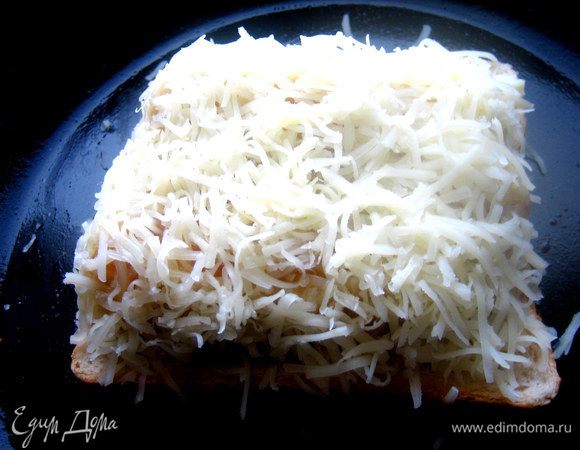 Посыпаем остальным сыром плотно и по бокам обязательно! Сыр хорошо приклеивается к мёду)))