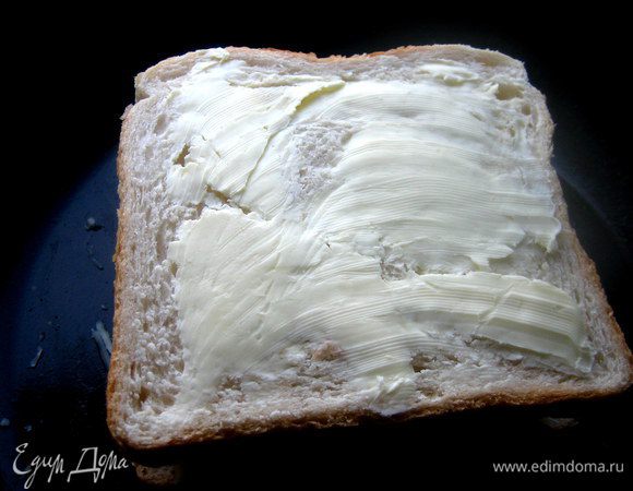 Берём второй ломоть хлеба и тоже смазываем маслом с одной стороны.