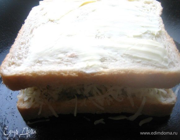 Накрываем сверху начинку и прижимаем по всей поверхности. Масло сверху!