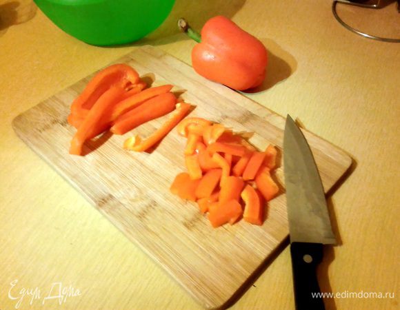 Тщательно промыв и просушив полотенцем перец, нарезаем его на прямоугольники, избавляясь от семечек и хвостика.