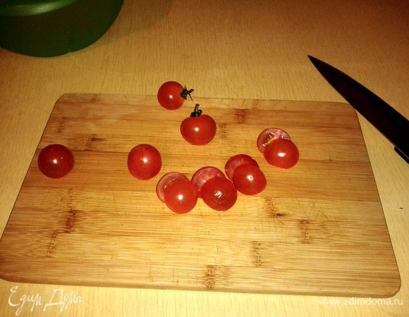 Чери нарезаем пополам или на четвертинки если они большие (аналогично с большими помидорами)