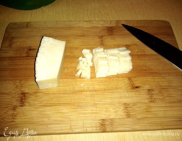 Кубиками нарезаем колбасу и маленькими кусочками сыр.