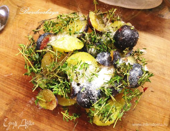 Сливы вымыть, разрезать на 2 части, удалить косточку и сложить в миску. Добавить сахарный песок и порвать тимьян. Перемешать.