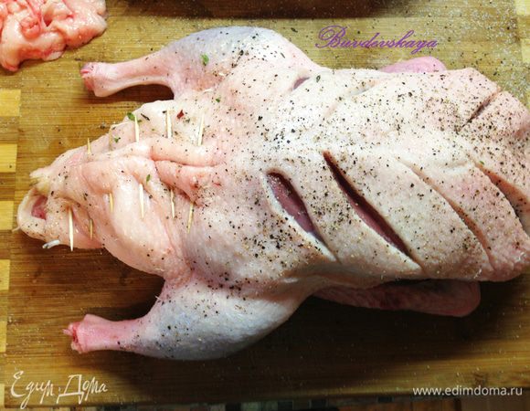 Утку вымыть, обсушить. Удалить из утки лишний жир, положить в пакетик и заморозить  - он нам еще пригодится например, для Конфи. Сделать на спинке диагональные надрезы. Натереть утку солью и перцем внутри и снаружи. Начинить утку сливой и  заколоть зубочистками. 