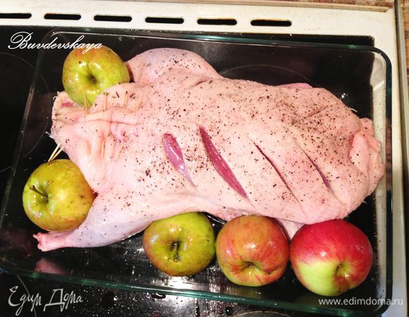 Переложить в форму для запекания. Обложить вокруг яблоками или сливами - по желанию. Накрыть фольгой и отправить запекаться в разогретую духовку до 220 градусов на 2 часа. Если у Вас маленькая утка, то и времени для запекания понадобится меньше. Через 2 часа открыть духовку, снять лист фольги, включить верхний гриль минут на 7-10. 