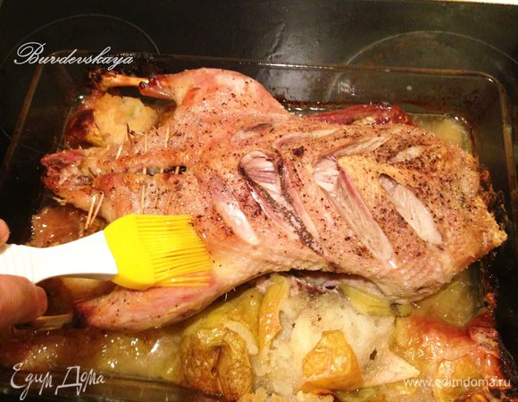 Затем достать утку, смазать снаружи медом и отправить в духовку буквально на ПАРУ минут для глазирования корочки. Но не больше, иначе утка сгорит ! Выложить утку на большое продолговатое блюдо и подавать на стол. ENJOY !