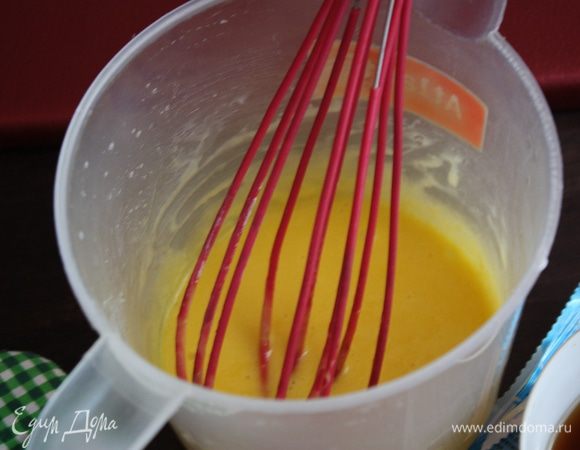 Теперь крем. В миску насыпать половину сахара и перемешать с крахмалом или мукой (если не используется стручок ванили, то добавить ванильный сахар).
Добавить яичные желтки и взбить до густоты.