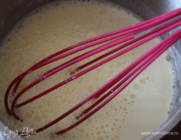В кастрюлю налить молоко, положить семена ванили с половинкой стручка и добавить оставшийся сахар. Довести до кипения и удалить из молока стручок ванили. Влить кипящее молоко тонкой струйкой в желтковую смесь, непрерывно и интенсивно размешивая массу венчиком.
Затем перелить смесь обратно в кастрюлю и поставить на средний огонь.
