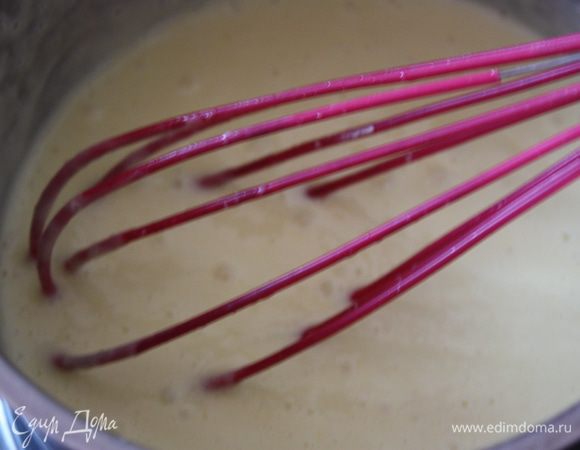 Помешивая венчиком или деревянной ложкой, довести смесь до кипения либо до загустения. Если крем готовится на крахмале, его нужно довести до кипения и прокипятить 1-2 минуты - тогда исчезнет крахмальный привкус.
Но если крем готовится на муке, его не нужно кипятить, а лишь довести до загустения и снять кастрюлю с огня.