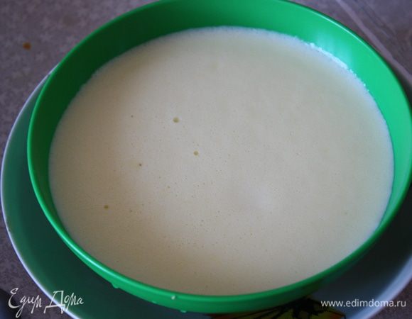 Добавить в горячий крем, разломанный на кусочки белый шоколад.
И перемешать до растворения шоколада.Положить кусочек сливочного масла и еще раз перемешать. Крем переложить в чистую миску и накрыть пищевой пленкой (пищевая пленка должна касаться поверхности крема, тогда на креме не образуется пленочка).Я сразу охлаждаю на холодной водяной бане, часто помешивая.