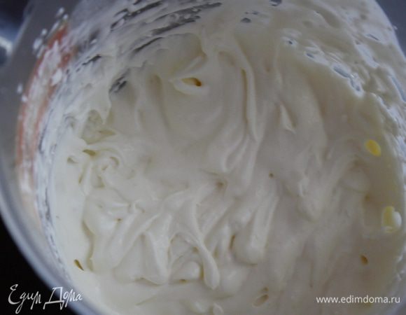 Охладить крем в холодильнике 3-4 часа.
Хорошо охлажденные сливки налить в чистую охлажденную миску и взбивать миксером до образования устойчивых гребней.
Добавить взбитые сливки в холодный крем и перемешать.
