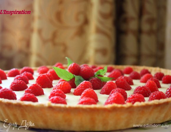 Выкладываем наш крем в остывшую корзинку и украшаем свежей малиной.Приятного аппетита!!!!