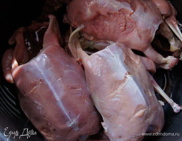 Утки помыть (у меня уже без кожи), обсушить.
слегка поджарить со всех сторон, чтобы ушла лишняя жидкость.