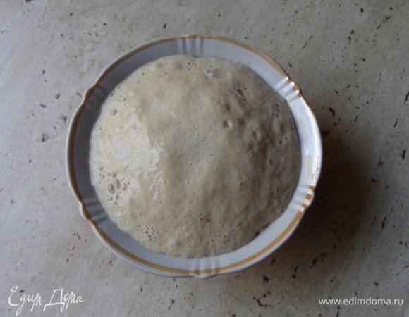 В нескольких ложках воды развести дрожжи  и дать им подняться.