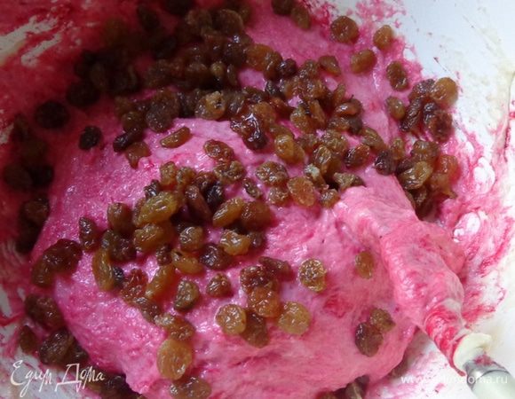 В бОльшую часть добавить красный краситель,  изюм и муку и замесить колобок.
В одну маленькую часть добавить зеленый краситель и муку и замесить второй колобок.
Во вторую маленькую часть добавить только муку.