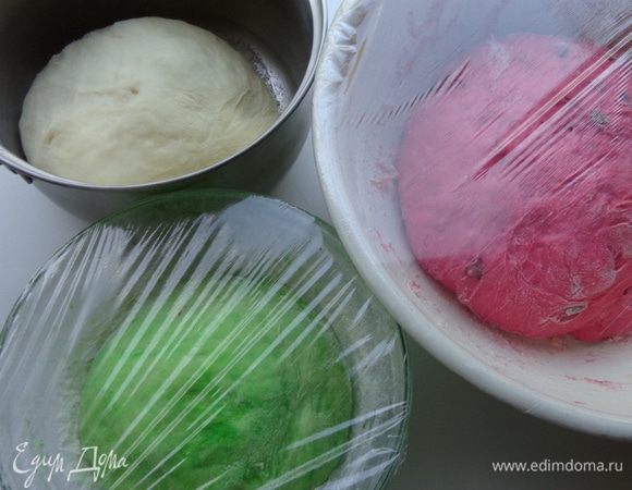 Положить колобочки под пленку и оставить подходить на 2 часа.