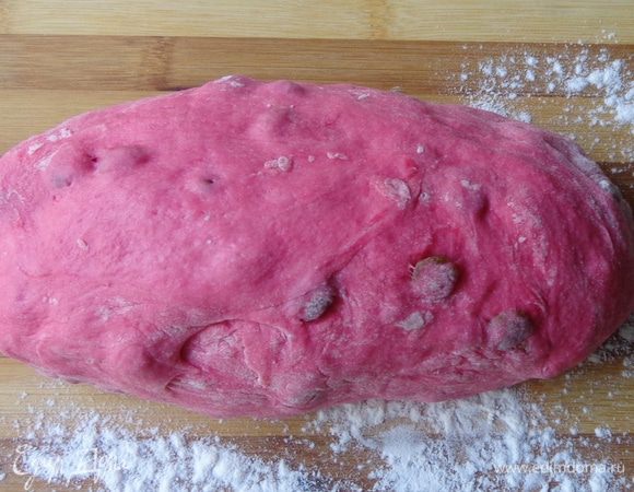 Когда тесто увеличится в объеме вдвое, из красного теста сделать  колбаску по форме для кекса.